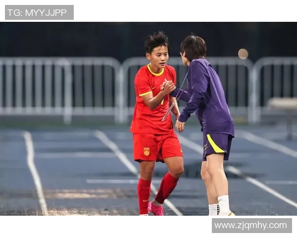 女足主力前锋重伤复出,首次合练引发全场欢呼 女足主力前锋重伤复出,首次合练引发全场欢呼